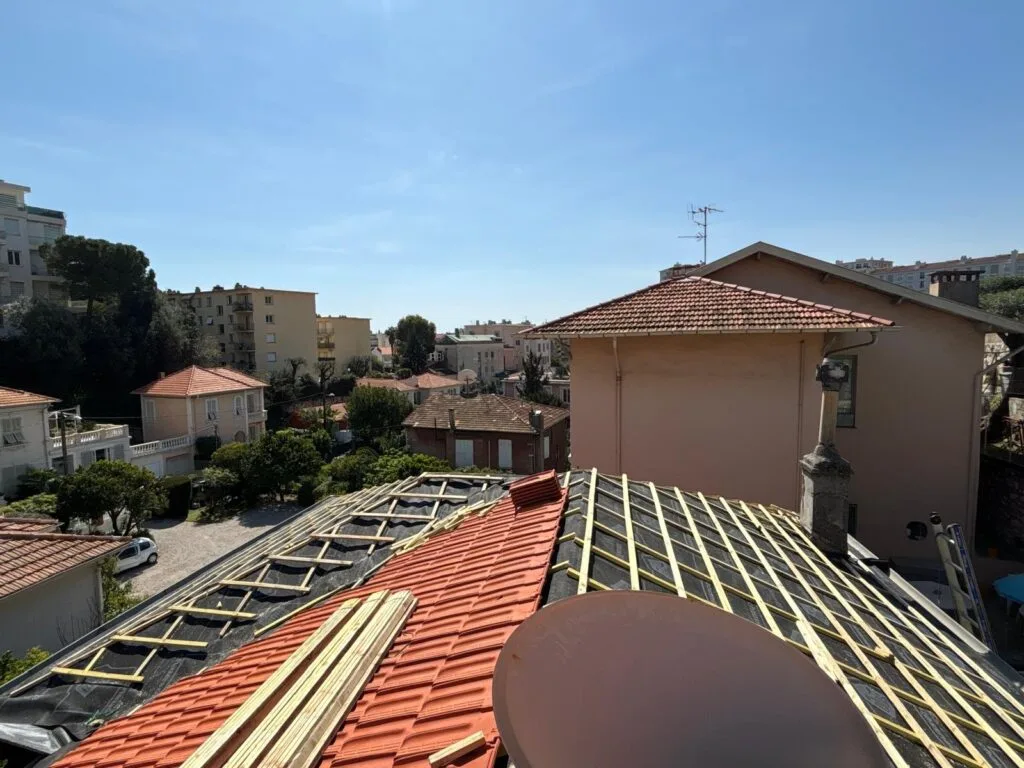 Couvreur au travail sur une toiture à Annemasse