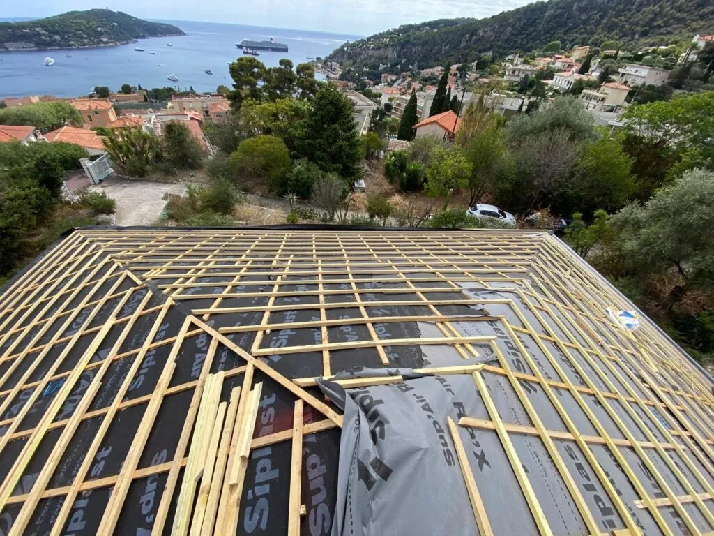 Toiture endommagée après une tempête